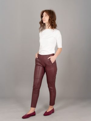 Pantalone elastico vera pelle indossato colore vino