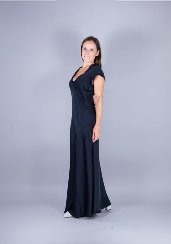 Modella con abito sirena raso color blu