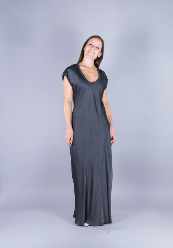 Modella con abito sirena raso color grigio