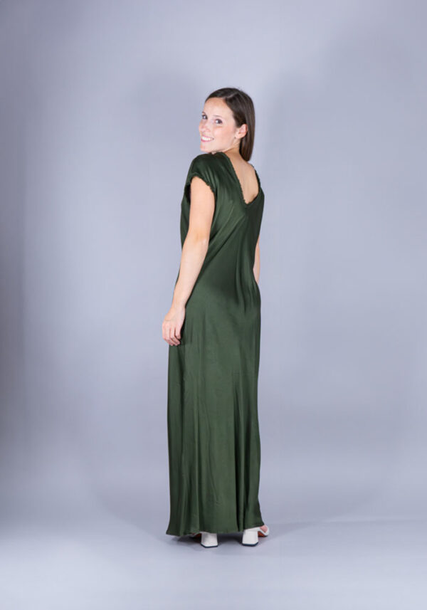 Modella con abito sirena raso color verde