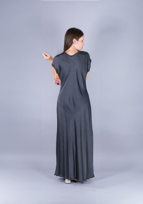 Modella con abito sirena raso color grigio