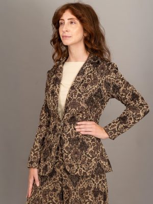 giacca baronetto jacquard colore fondente indossato