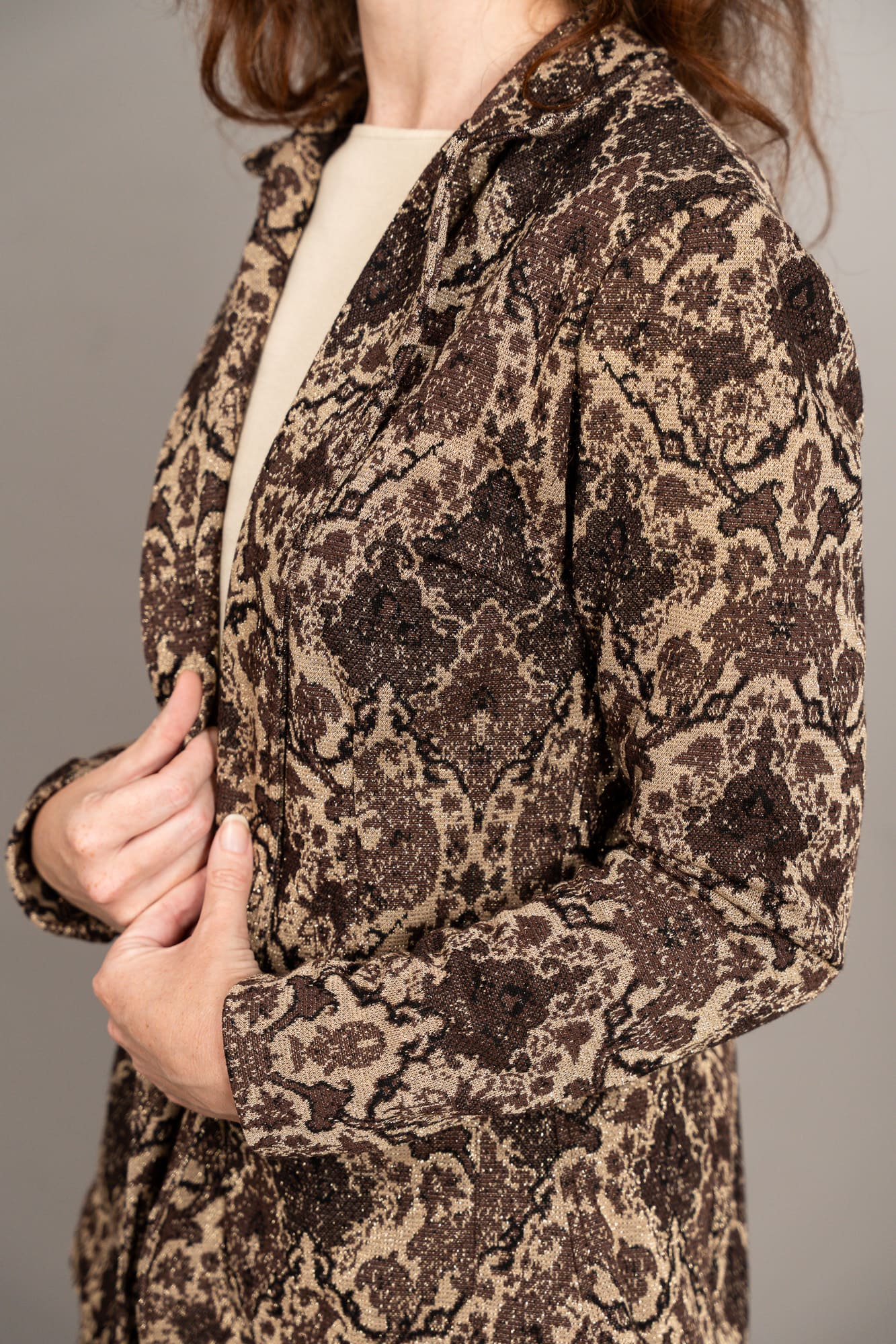 giacca baronetto jacquard colore fondente indossato dettaglio