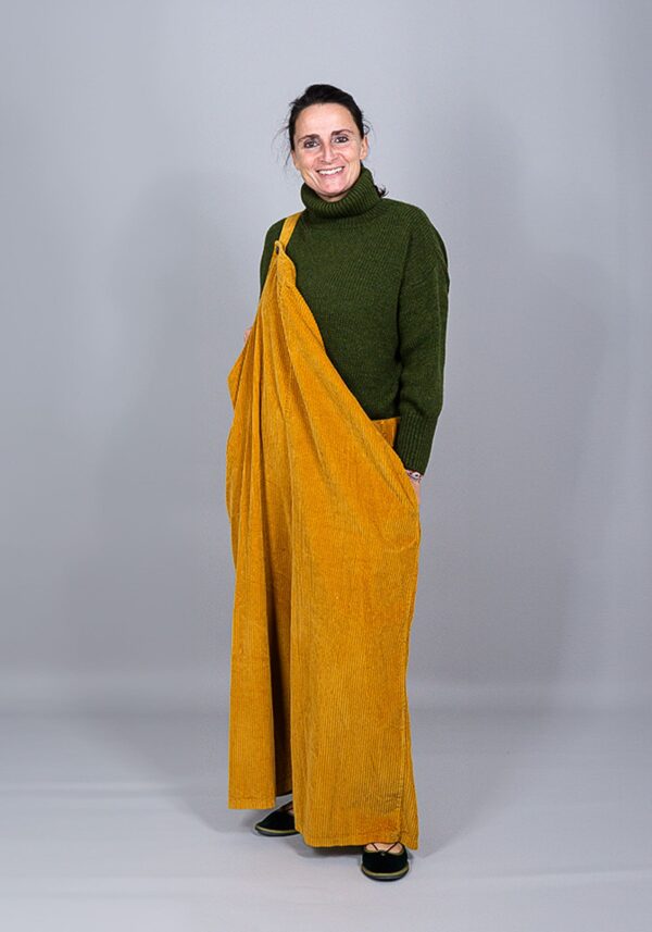 Maxi salopette in velluto a coste color ocra