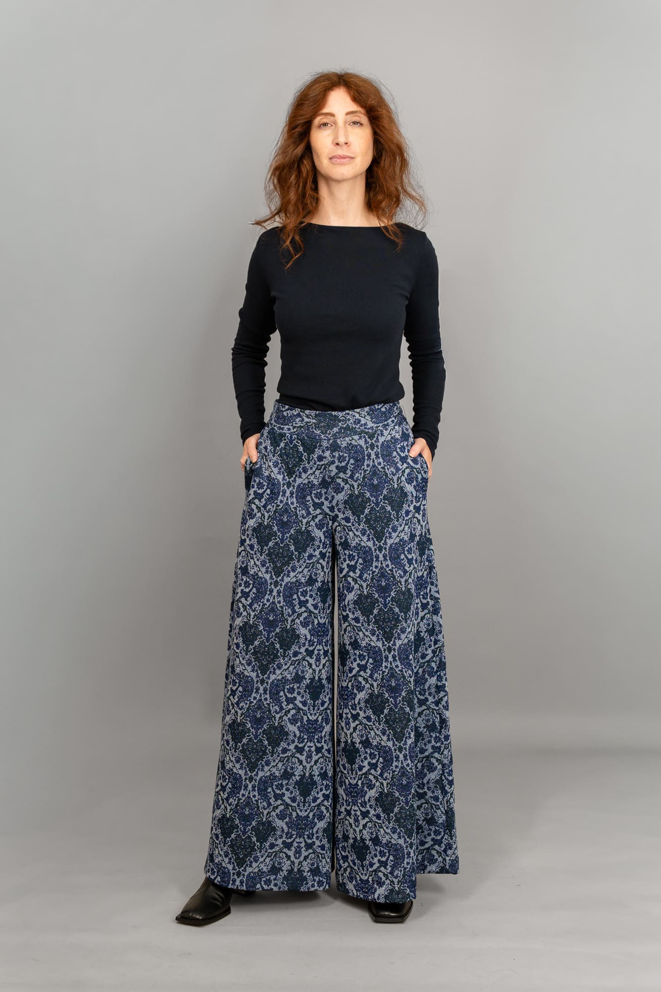 pantagonna lungo jacquard colore blu indossato-1 pantagonna lungo jacquard colore blu indossato-1