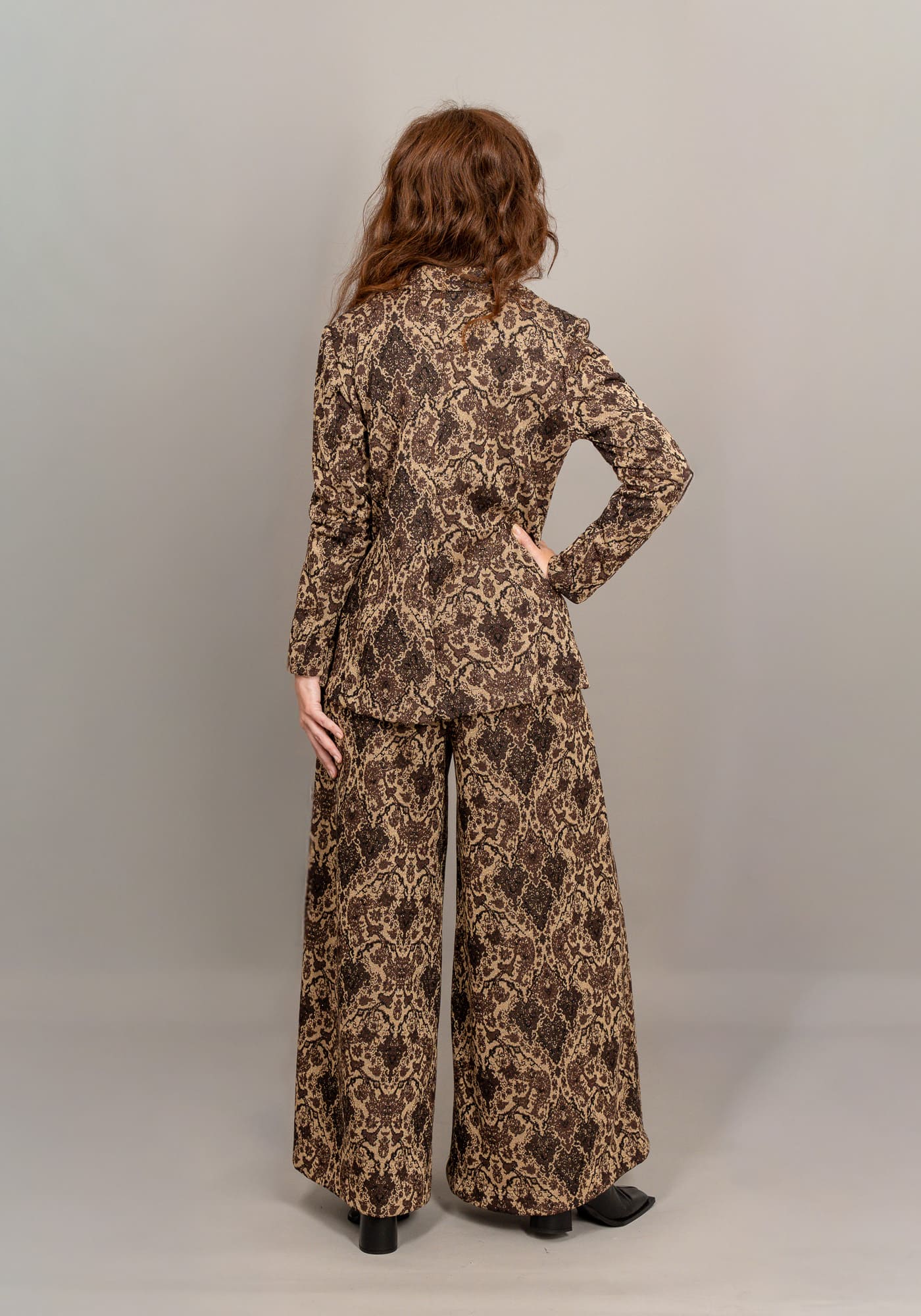 pantagonna lungo jacquard colore blu indossato retro pantagonna lungo jacquard colore blu indossato retro