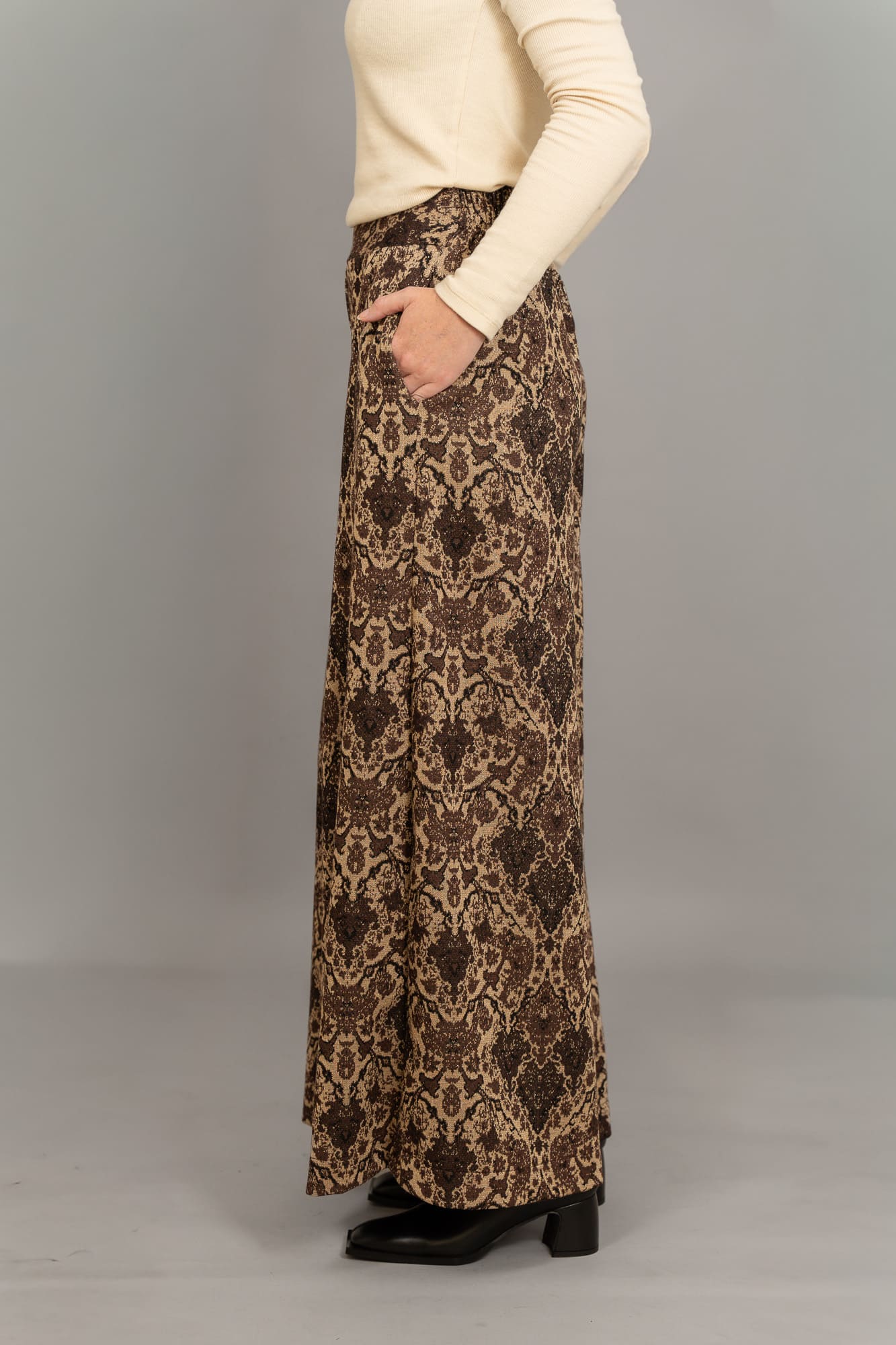 pantagonna lungo jacquard colore fondente indossato lato pantagonna lungo jacquard colore fondente indossato lato