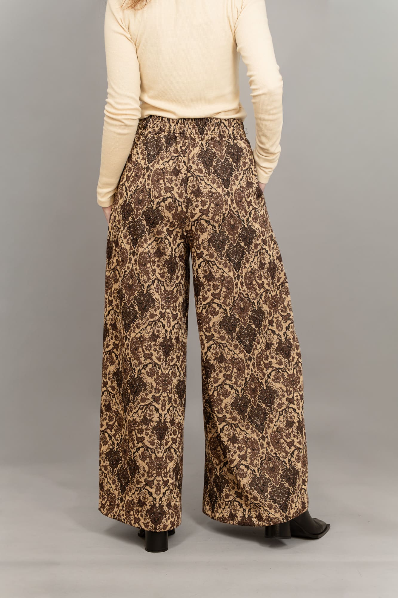 pantagonna lungo jacquard colore fondente indossato retro pantagonna lungo jacquard colore fondente indossato retro