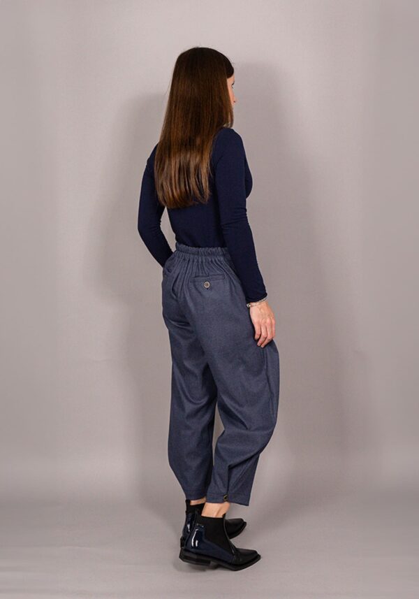 Pantalone baggy con bottone colore carta da zucchero