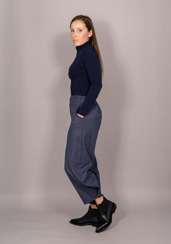 Pantalone baggy con bottone colore carta da zucchero