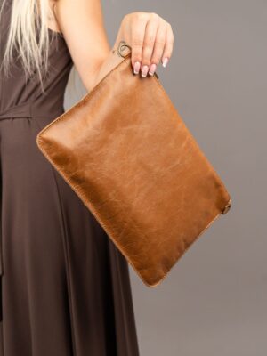 borsa busta in bufalo colore cuoio