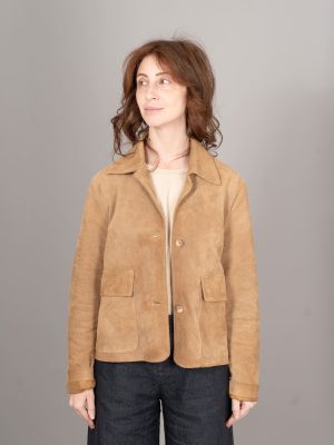 giacca trapezio scamosciata indossata colore beige-4
