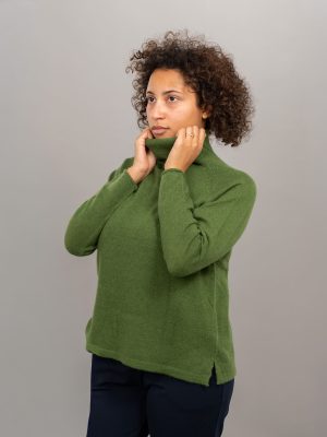 Maglia scatoletta collo barca colore verde indossato 2