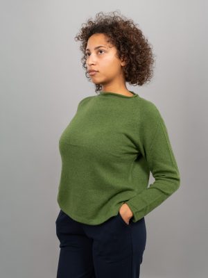 Maglia scatoletta collo barca colore verde indossato laterale