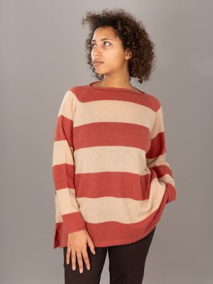 Maglia scatoletta over collo barca colore melograno beige indossato-1