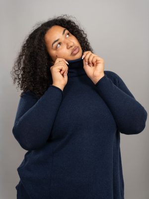 Maglia scatoletta over collo vulcano colore blu indossato
