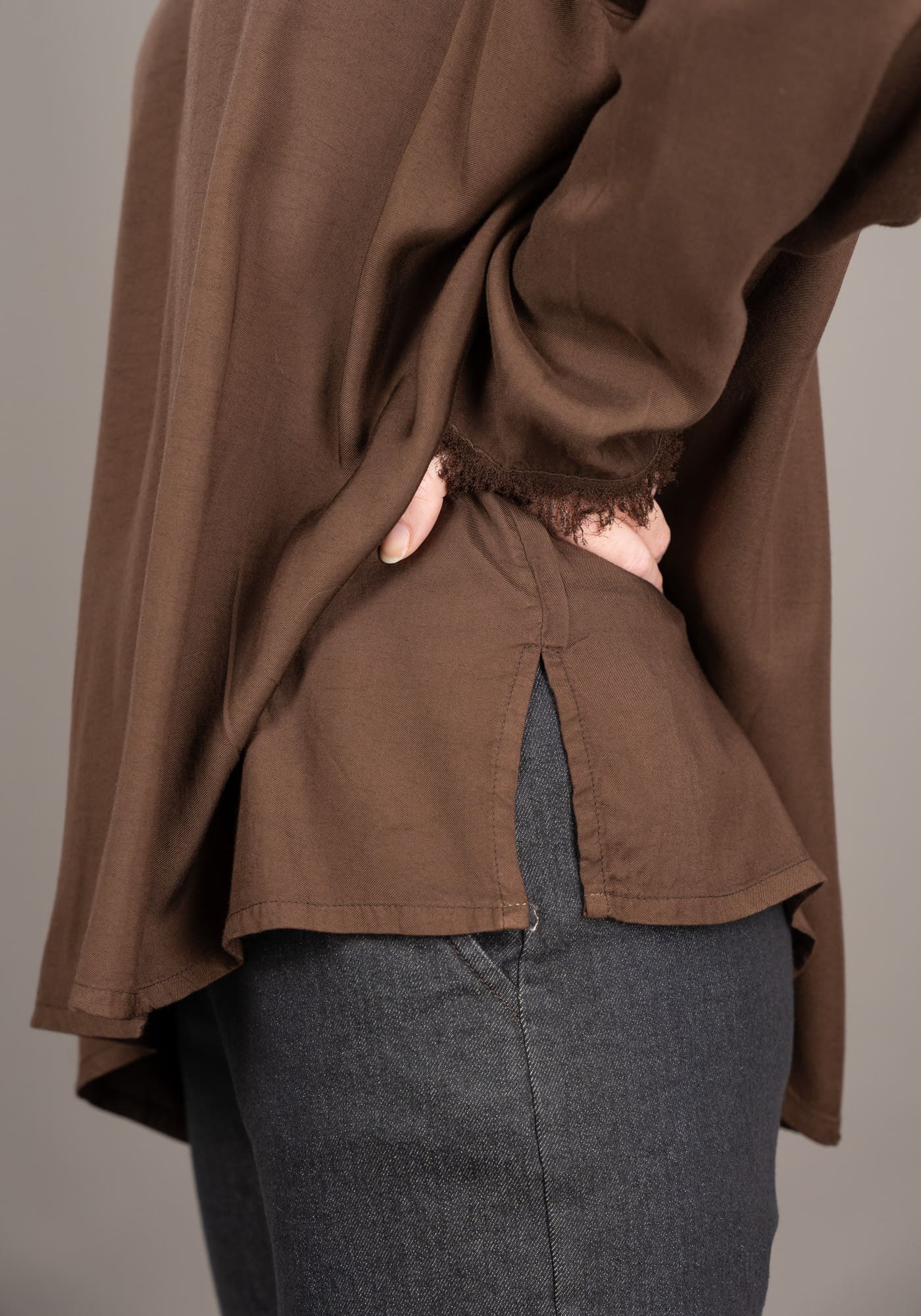 blusa vittoria in casablanca colore fondente dettaglio indossato