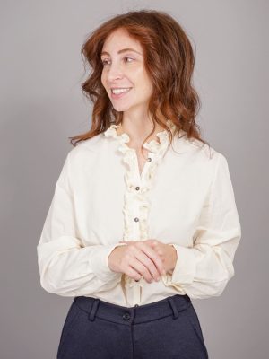 camicia rouge in garza di cotone colore burro indossato