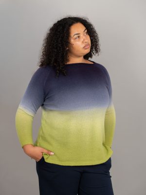 maglia scatoletta collo barca colore prugna-cipria indossato dettaglio