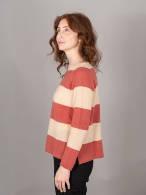 maglia scatoletta collo barca colore melograno beige indossato -4