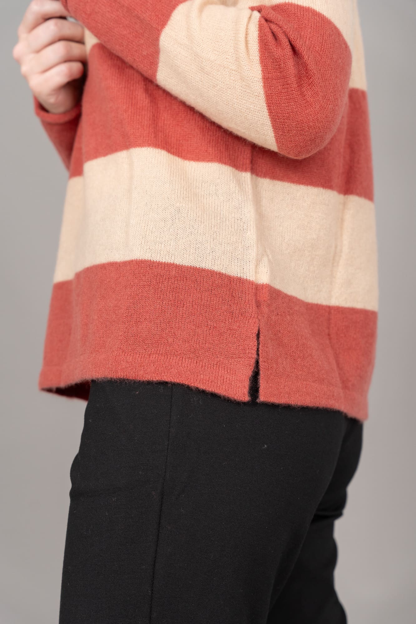 maglia scatoletta collo barca colore melograno beige indossato dettaglio