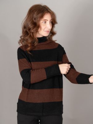 maglia scatoletta collo vulcano colore nero bruciato indossato