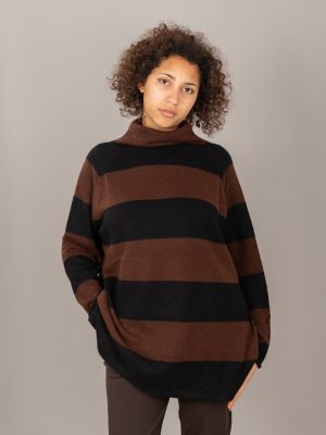 maglia scatoletta over collo vulcano colore nero bruciato indossato-2