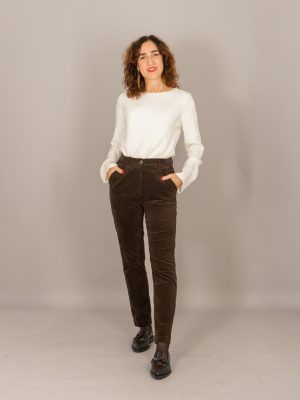 pantalone acciughina in velluto colore fiondente indossato