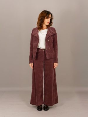 pantalone palazzo in velluto colore prugna indossato-1
