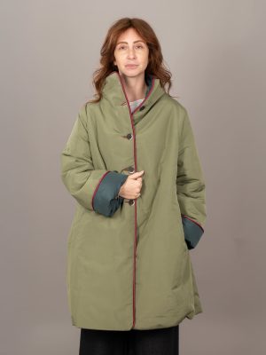 piumino nuvola collo vulcano lungo colore salvia indossato
