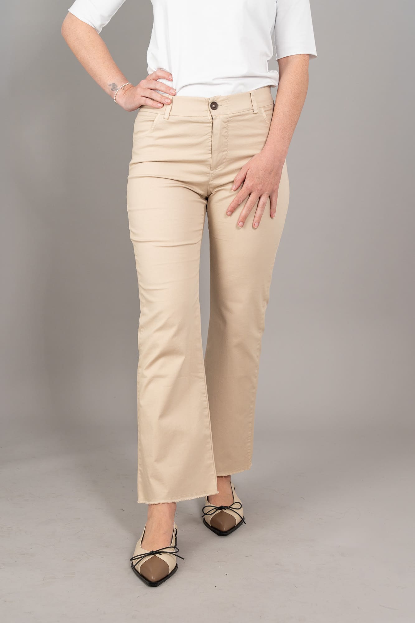 pantalone trombetta lilli colore sabbia dettaglio foto del pantalone trombetta lilli colore sabbia dettaglio