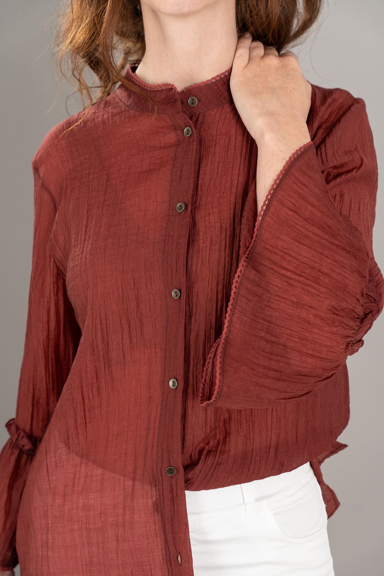 Camicia coreana romantica goffrata colore marsala dettaglio Camicia coreana romantica goffrata colore marsala dettaglio