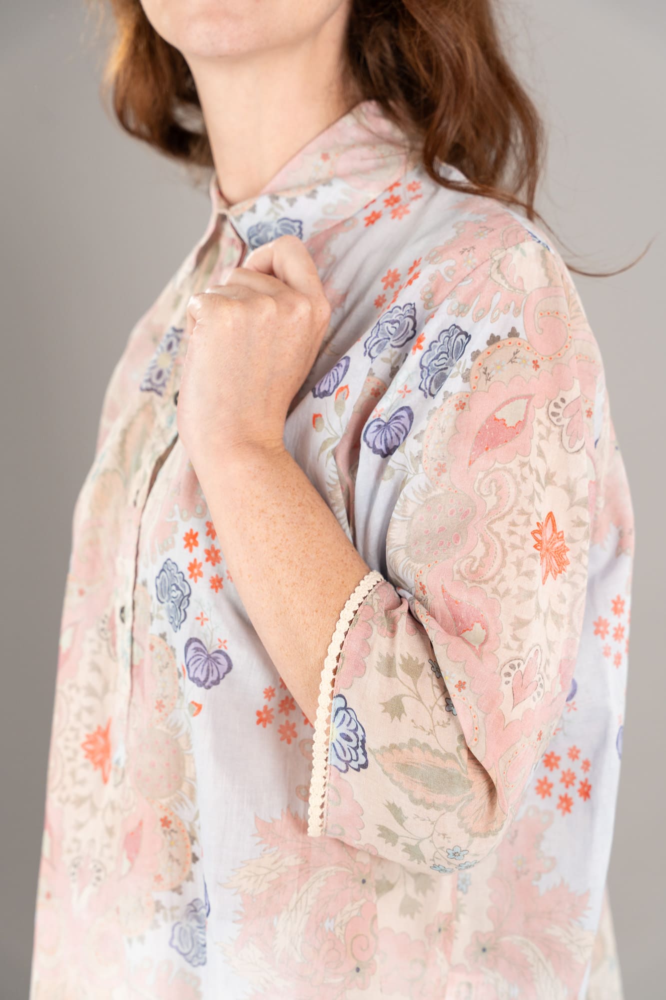 Camicia vittoria romantica fantasia colore azzurro dettaglio