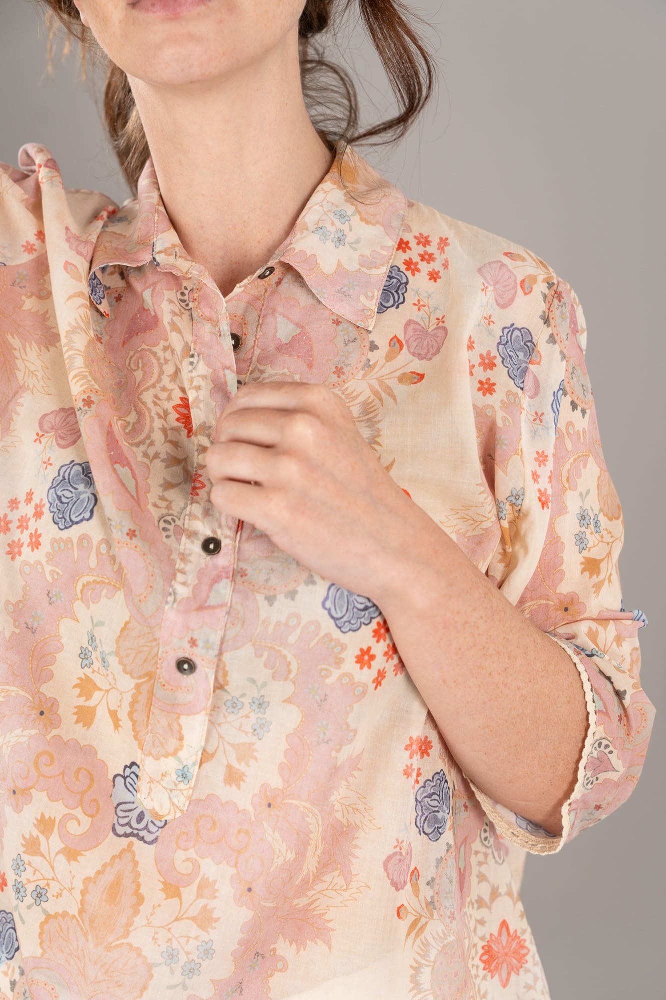 Camicia vittoria romantica fantasia colore blush dettaglio
