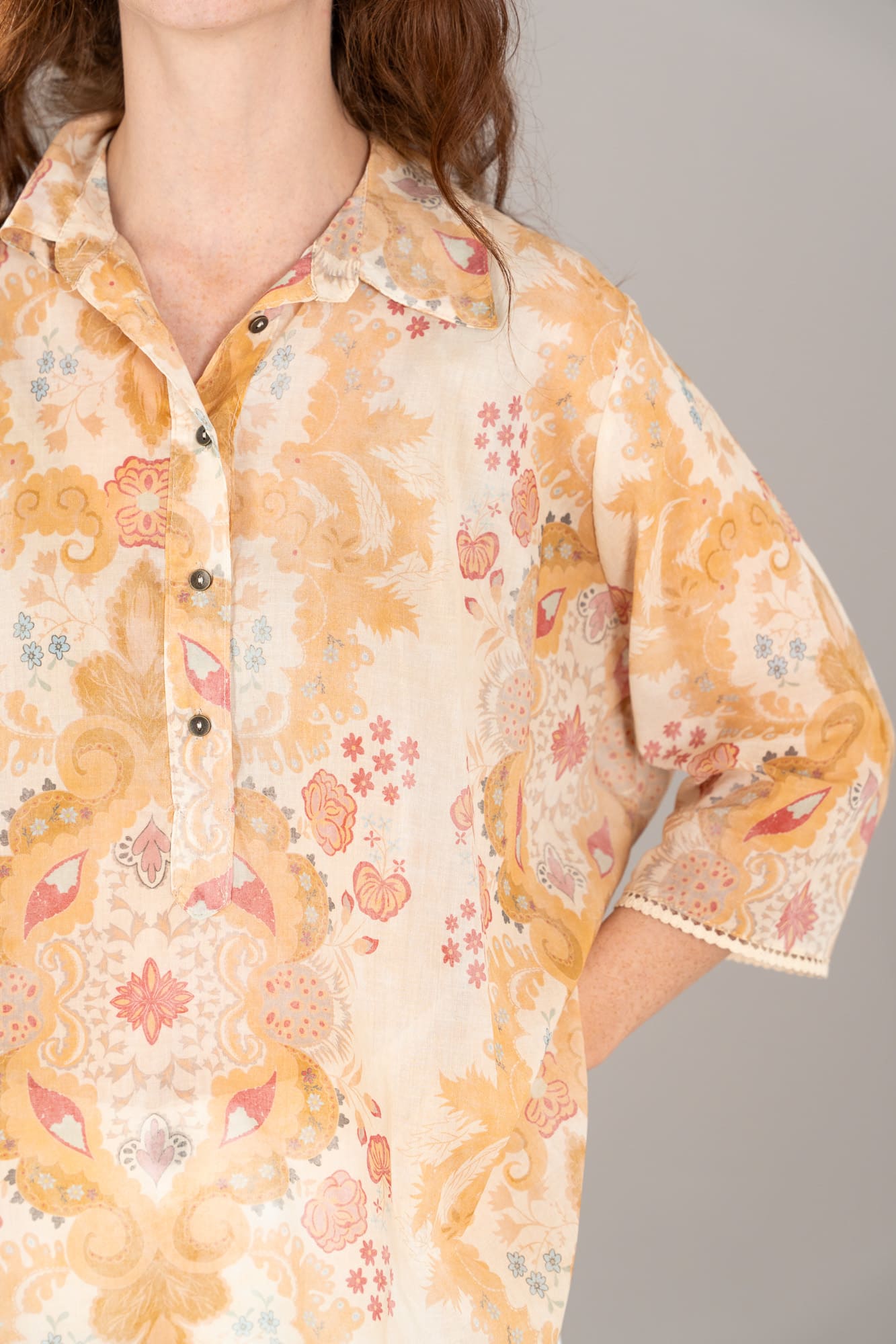 Camicia vittoria romantica fantasia colore sabbia dettaglio