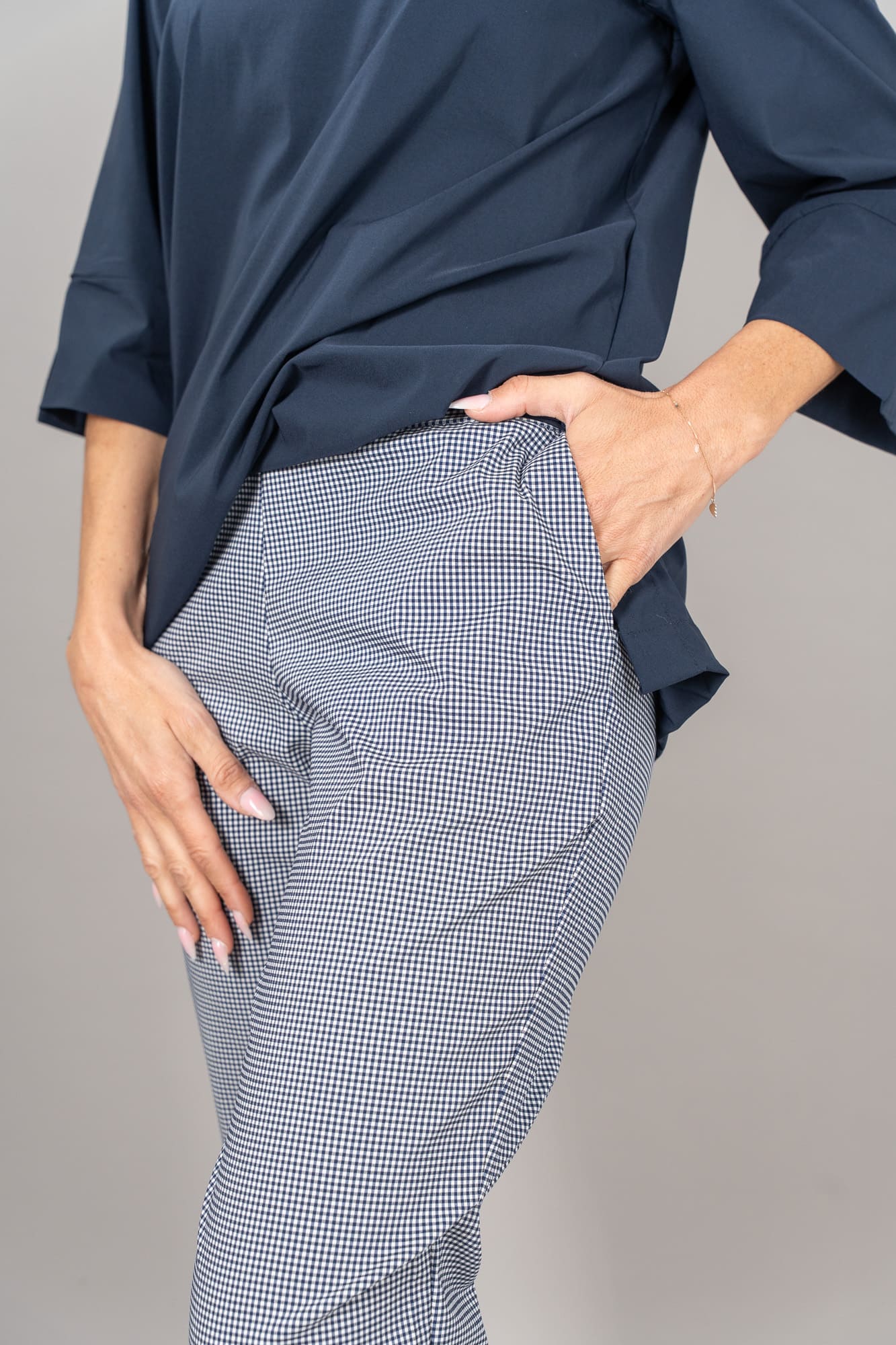 Pantalone sigaretta flora vichy colore blu-dettagli di capogiro dettaglio