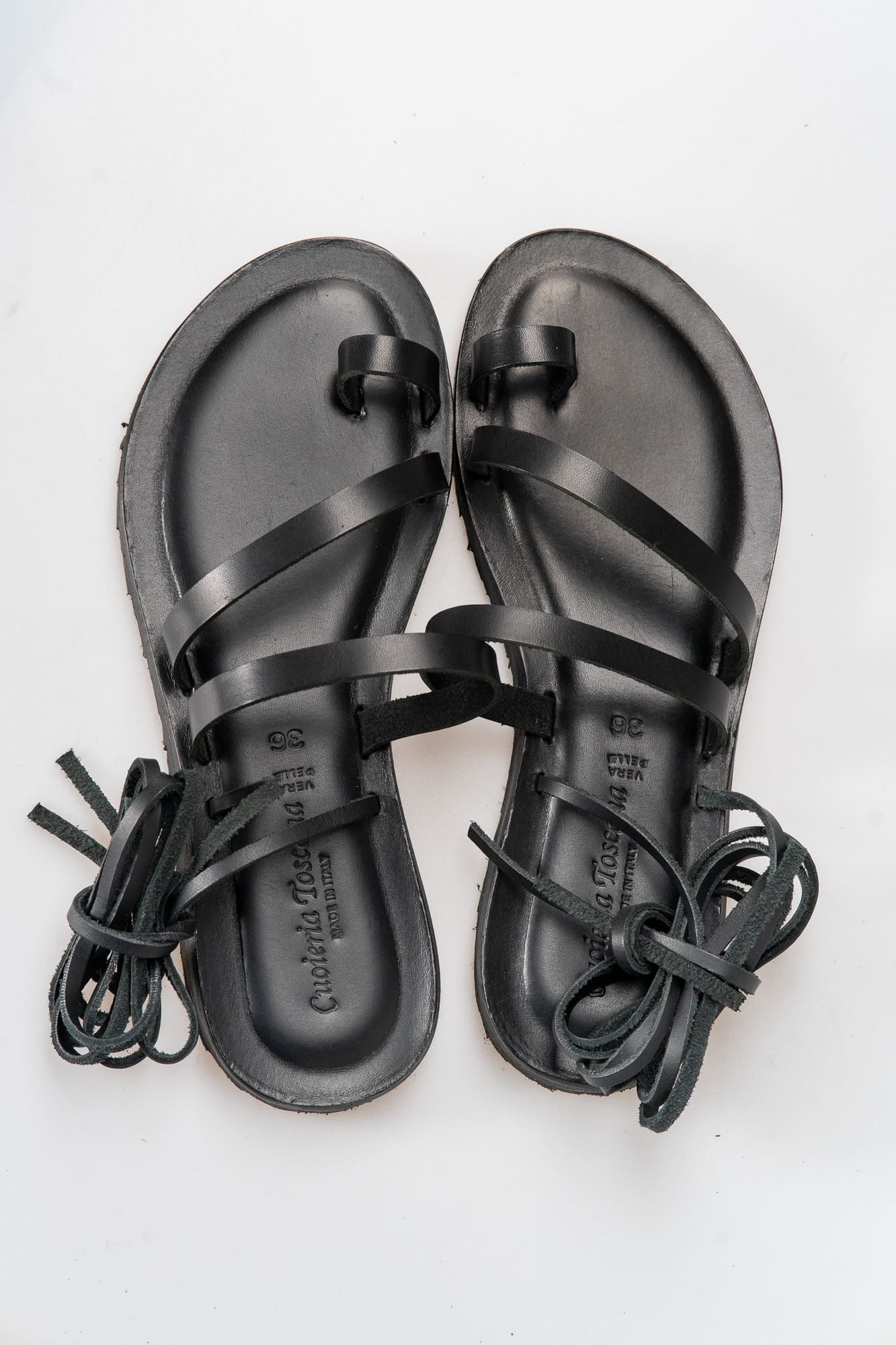 Sandalo alla schiava colore nero dettagli di capogiro-1