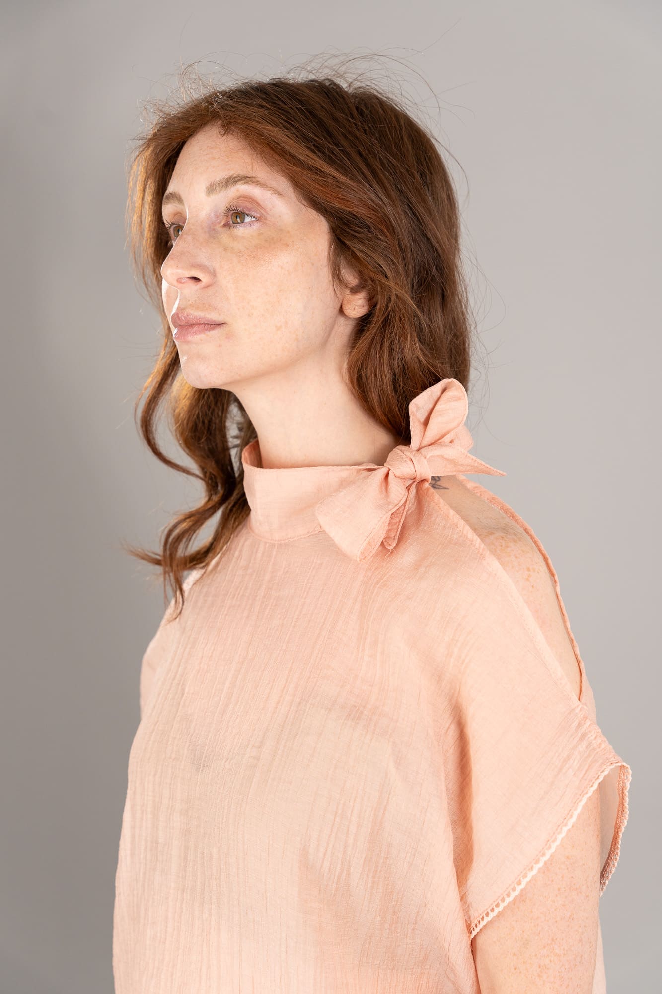 Top con fiocco romantica goffrato colore cipria dettaglio
