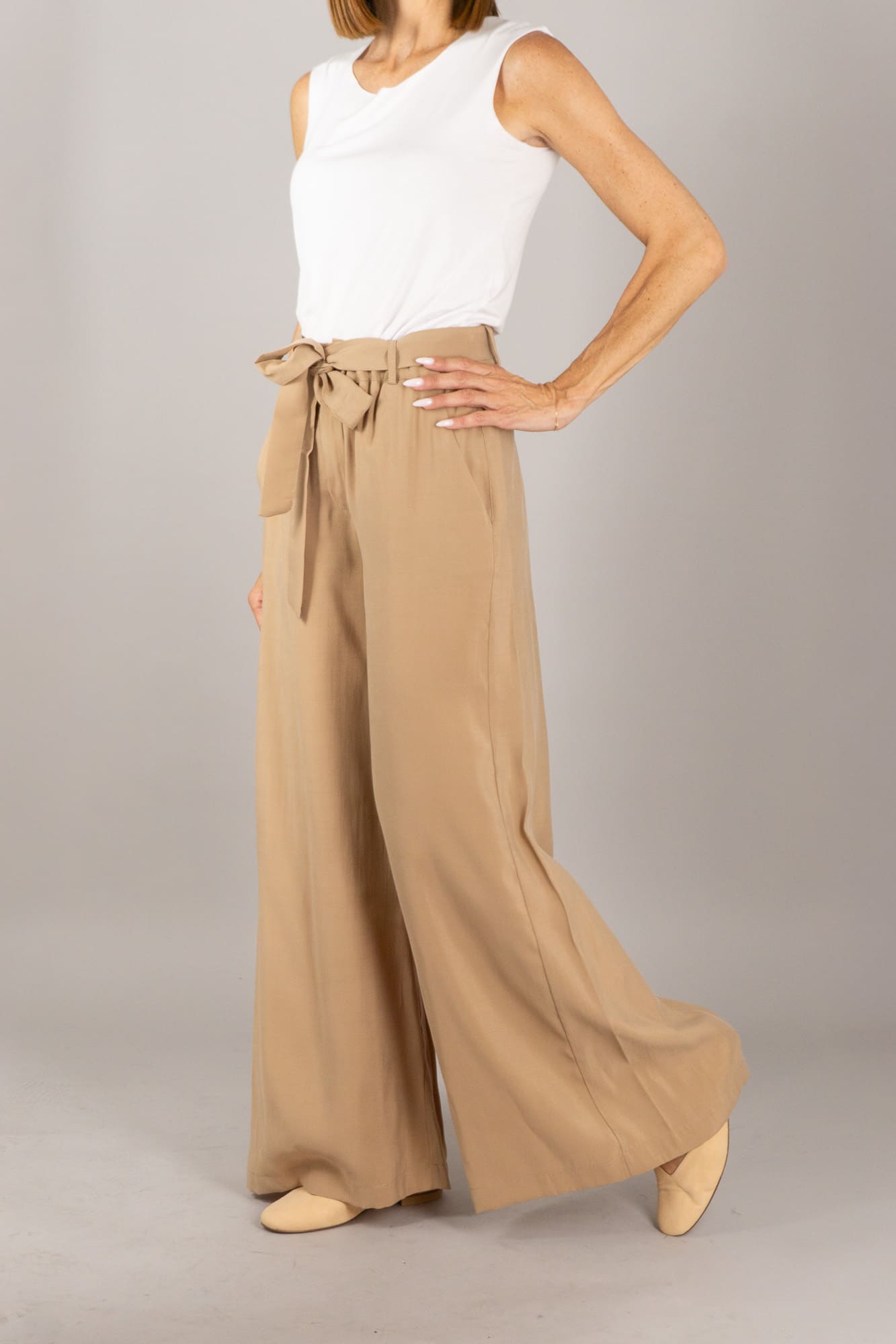 pantalone palazzo tulia capucino dettagli di capogrio pantalone palazzo tulia capucino dettagli di capogrio