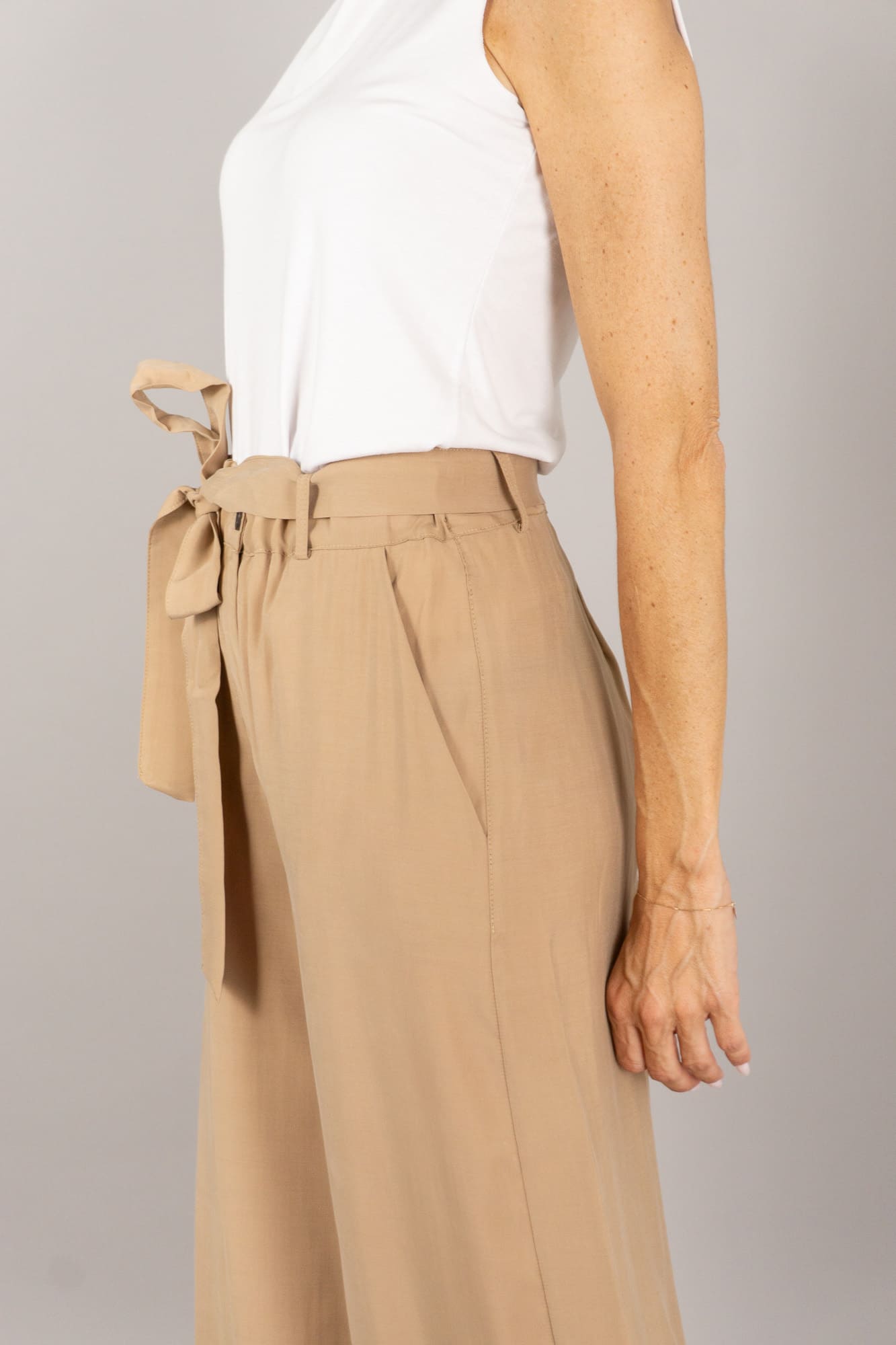 pantalone palazzo tulia capucino dettaglo dettagli di capogrio pantalone palazzo tulia capucino dettaglo dettagli di capogrio