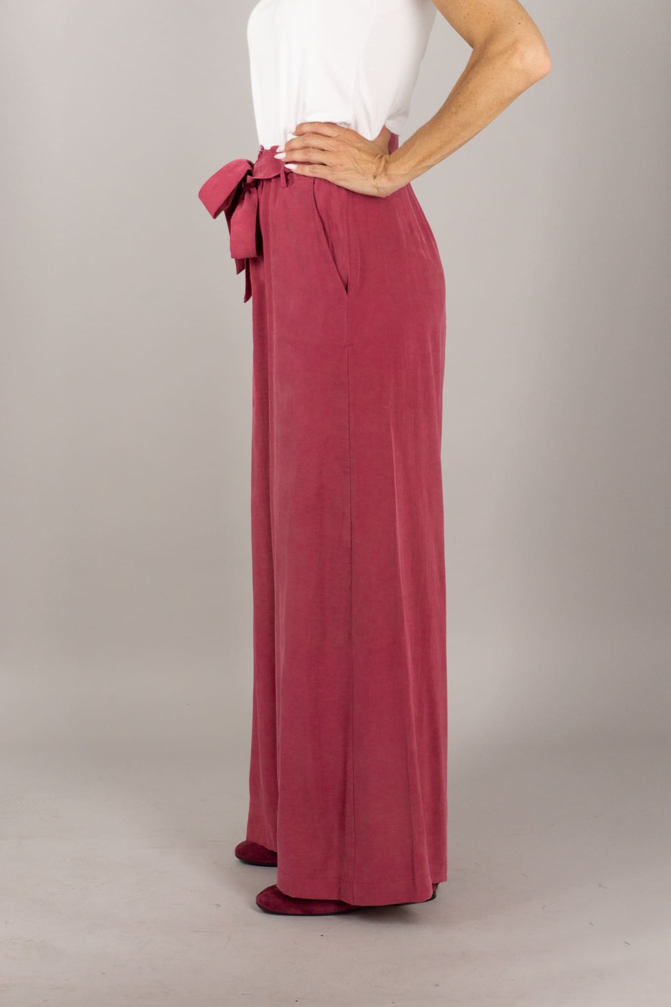 pantalone palazzo tulia rubino dettagli di capogrio pantalone palazzo tulia rubino dettagli di capogrio